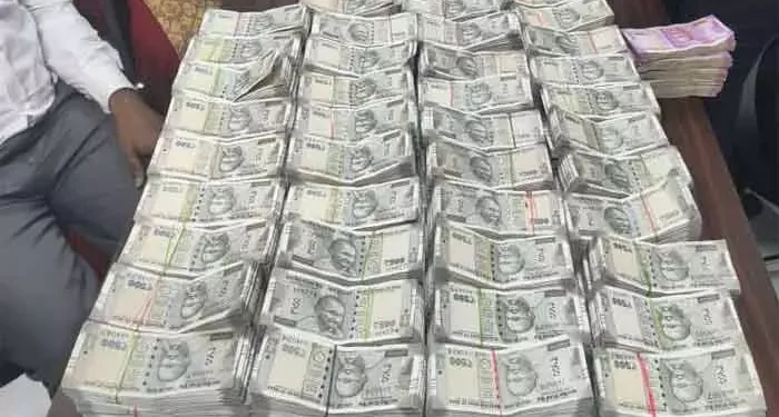 కొడుకు రాత్రికి రాత్రే కోటీశ్వరుడు అయ్యాడు! తన తండ్రి 60 ఏళ్ల బ్యాంక్ పాస్బుక్ సహాయంతో కొడుకు కోటీశ్వరుడు అయ్యాడు, పాత పాస్బుక్ చెత్తలో దొరికింది